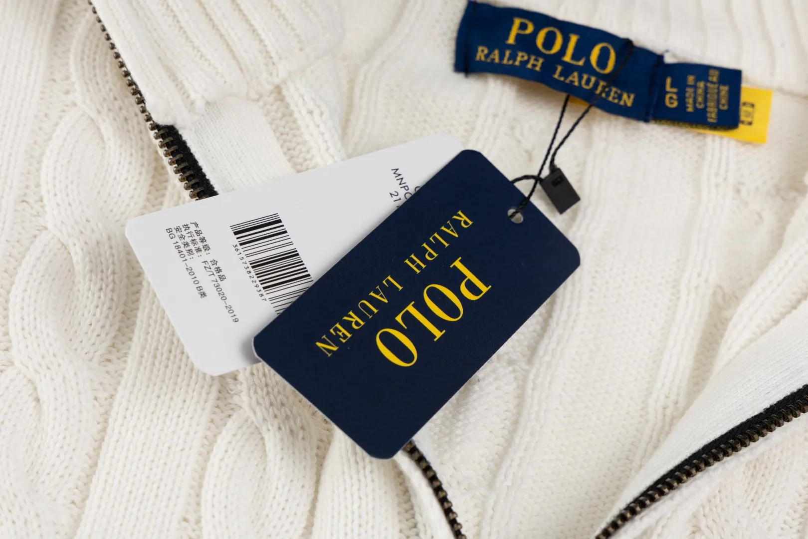 P236 #R92 RALPH LAUREN Ralph Lauren fifteen colors classic small label embroidery logo turtleneck pullover half-zip knitted cable sweater with high-density LOGO embroidery on the chest and original customized tag accessories. Made of pure cotton yarn, pure cotton is skin-friendly and comfortable, small label war horse embroidered twist turtleneck sweater 🐎 high quality, follow the blogger to learn how to wear it! Let’s buy a Ralph Lauren cable sweater. It’s a super hard-to-find series after it became popular. It’s hard to find one on the official website. It’s simple and practical to wear, with a lazy and loose feel. The thickened fabric has more texture, feels soft and delicate, and has a loose fit. Whether worn alone or layered, you can wear different styles of fashion with just one piece!   Size：XS S M L